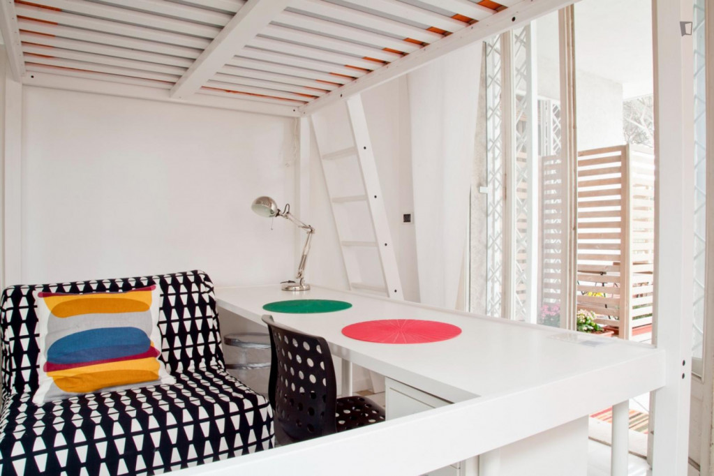 Large Appealing single bedroom with balcony and outside area