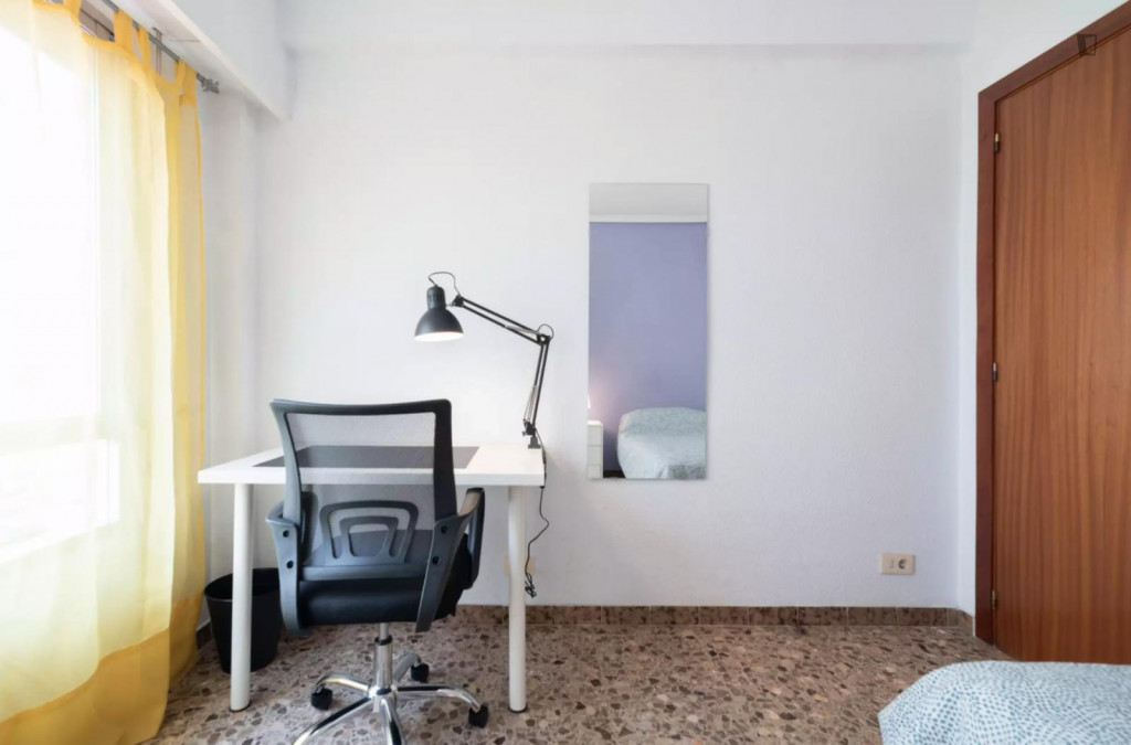 Attractive single bedroom in a property with balcony - Castello de la Plana - chambre - ImmoJeune
