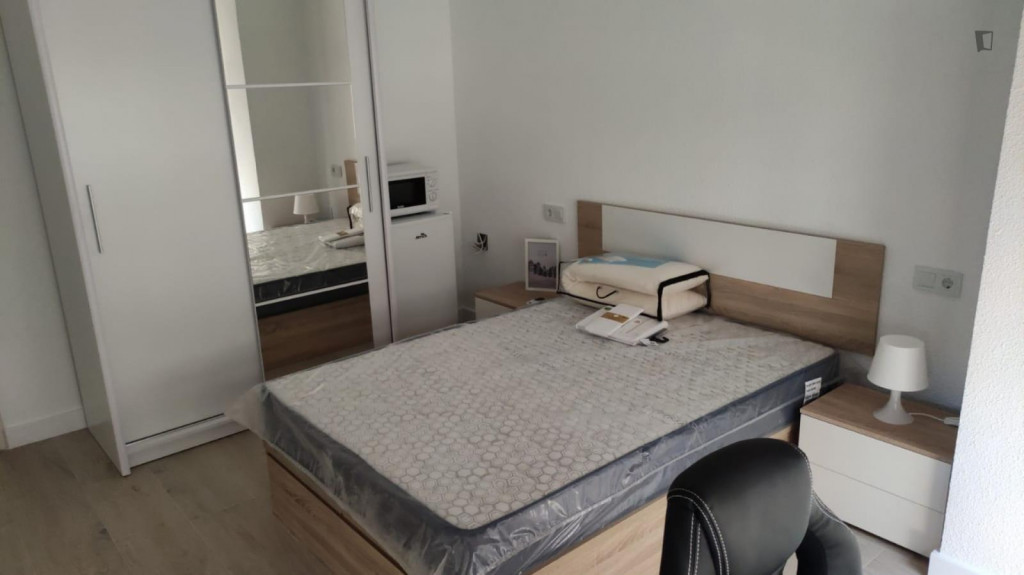 Appealing single bedroom in a property with balcony and outside area - Castello de la Plana - chambre - ImmoJeune