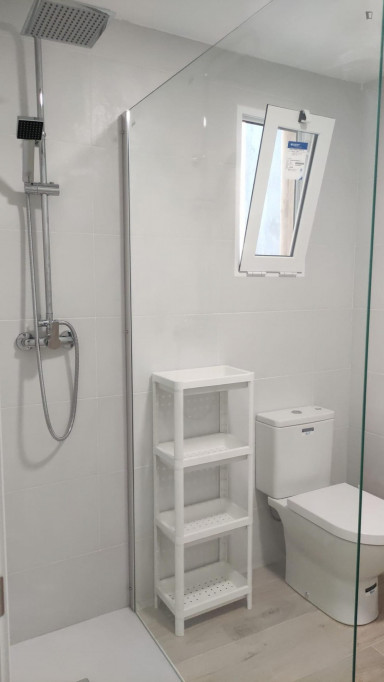 Cozy single bedroom in a property with balcony and outside area - Castello de la Plana - chambre - ImmoJeune