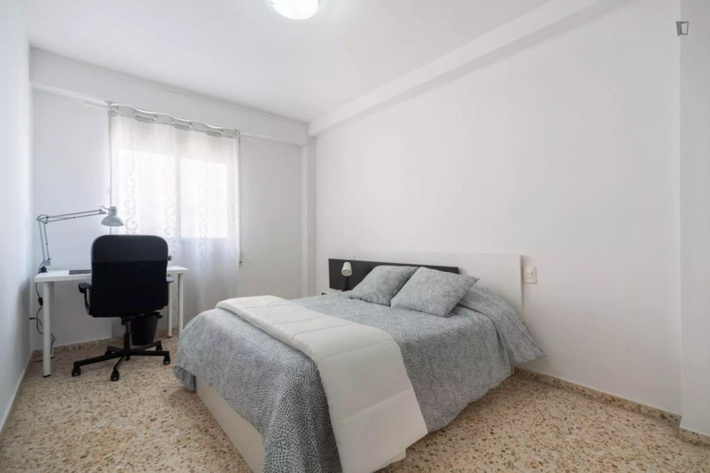 Great looking single bedroom in a property with balcony - Castello de la Plana - chambre - ImmoJeune