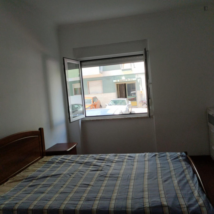 Great Single Bedroom in a 4-Bedroom Flat - Setubal - chambre - ImmoJeune