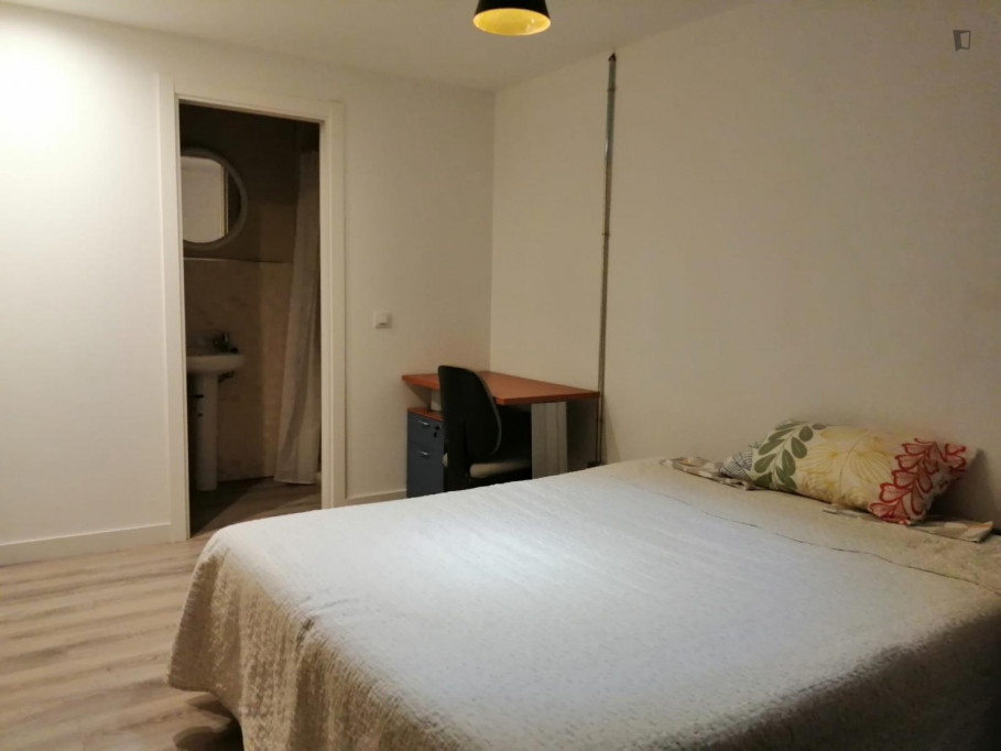 Nice double bedroom in Madrid close to Nuevos Ministerios - Madrid - chambre - ImmoJeune