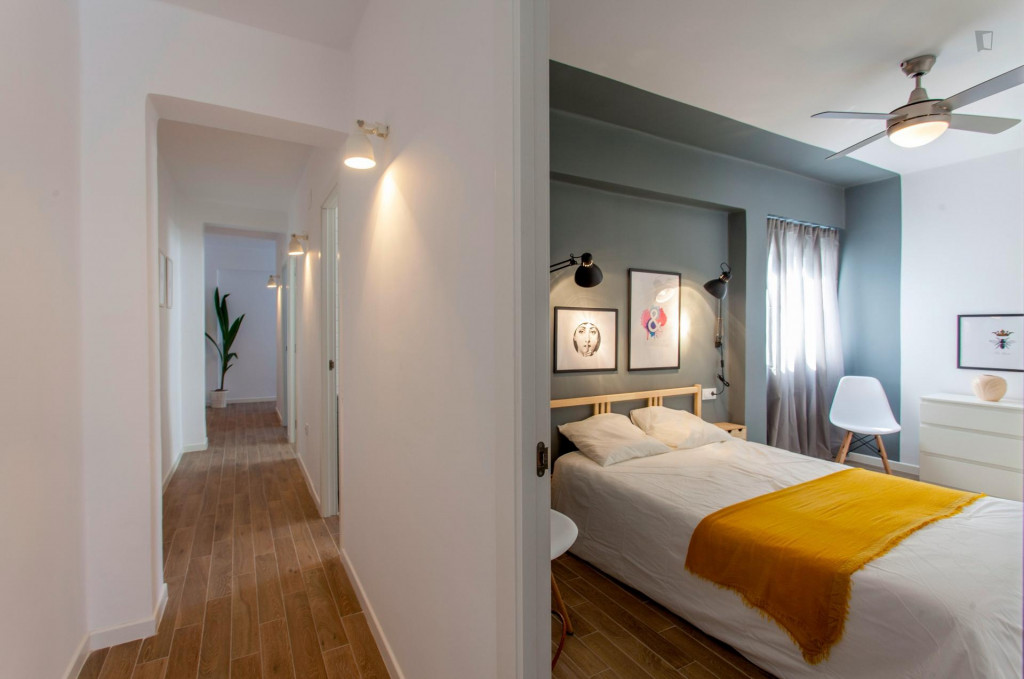 Cool looking 2-bedroom flat next to Beniferri metro station