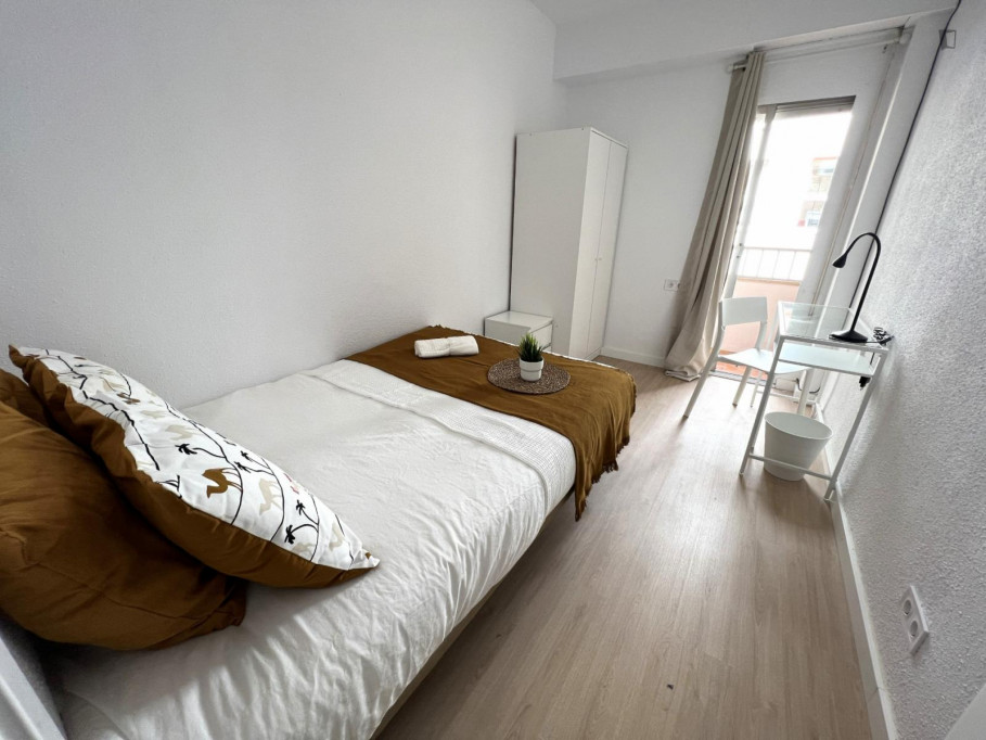 Nice bedroom with balcony next to Benimaclet metro station - Valence - chambre - ImmoJeune