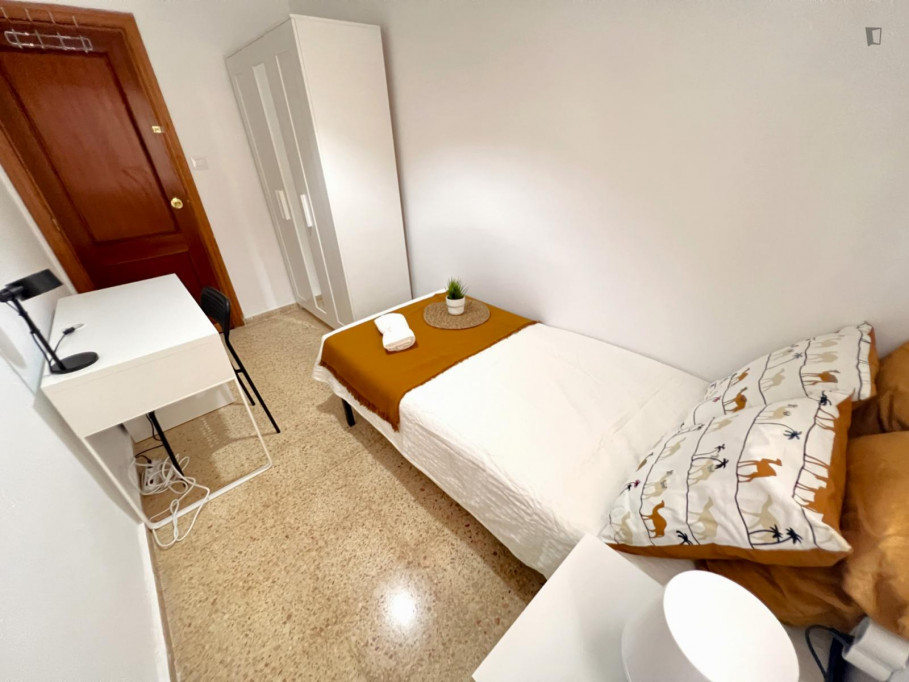 Neat single bedroom in a 5-bedroom apartment, in Rascanya - Valence - chambre - ImmoJeune