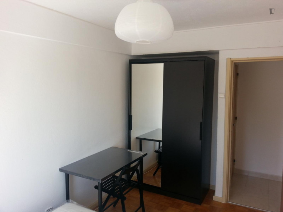 A conformable bright bedroom well located in the heart of Lisbon - Lisbonne - chambre - ImmoJeune