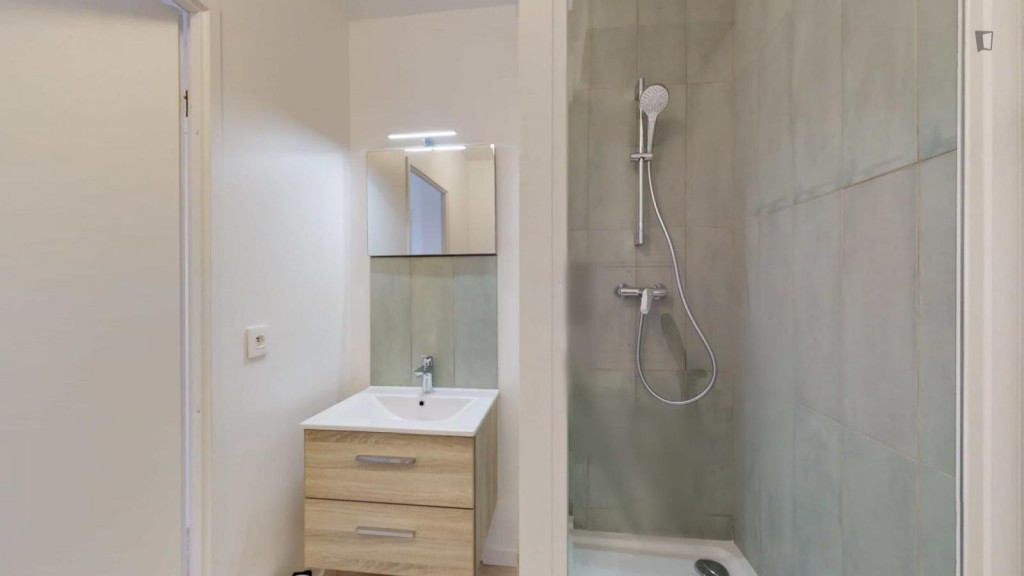 Cute double bedroom in Bezons