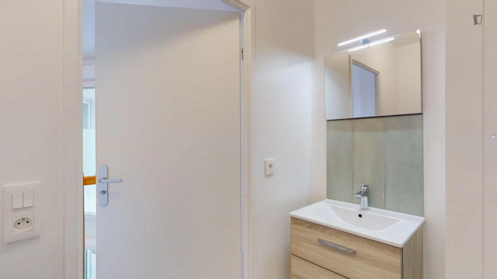 Cute double bedroom in Bezons