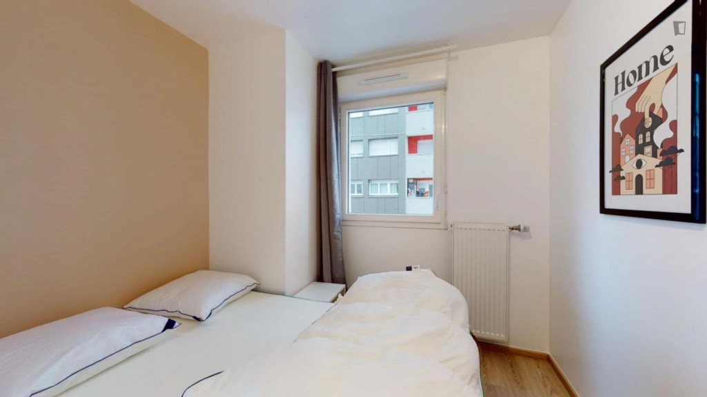 Bright double bedroom close to Parc Pierre Lagravère