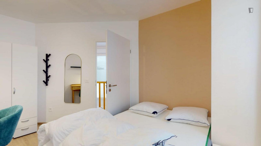 Bright double bedroom close to Parc Pierre Lagravère