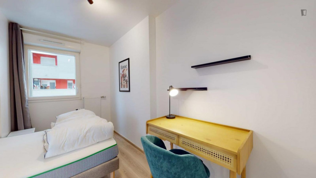 Bright double bedroom close to Parc Pierre Lagravère