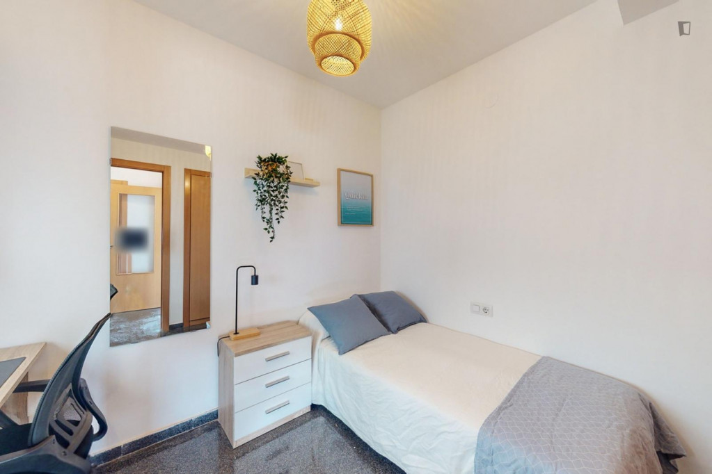 Appealing single bedroom in a property with balcony - Valence - chambre - ImmoJeune