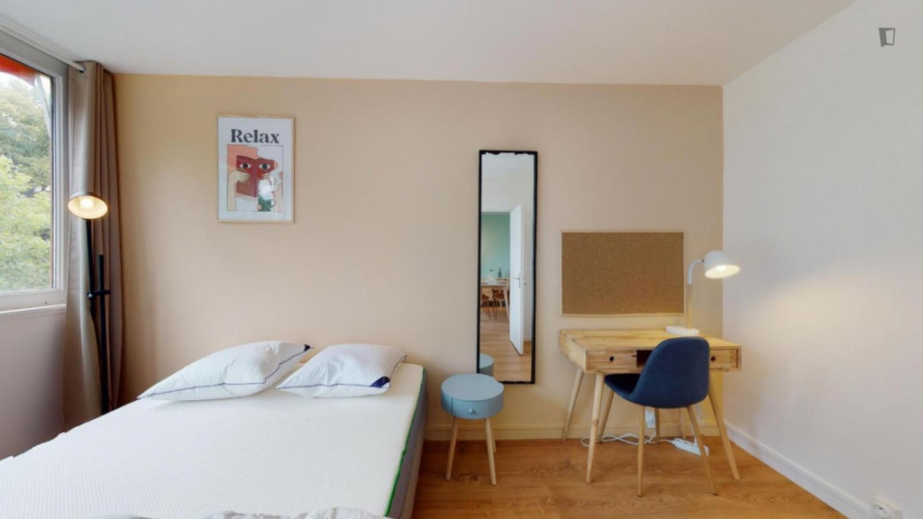 Cool double bedroom in Parc de la Blanchette