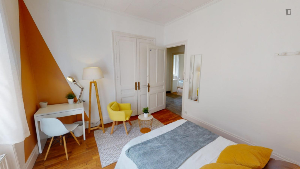 Cute double bedroom in a 9-Bedroom house in Montchat