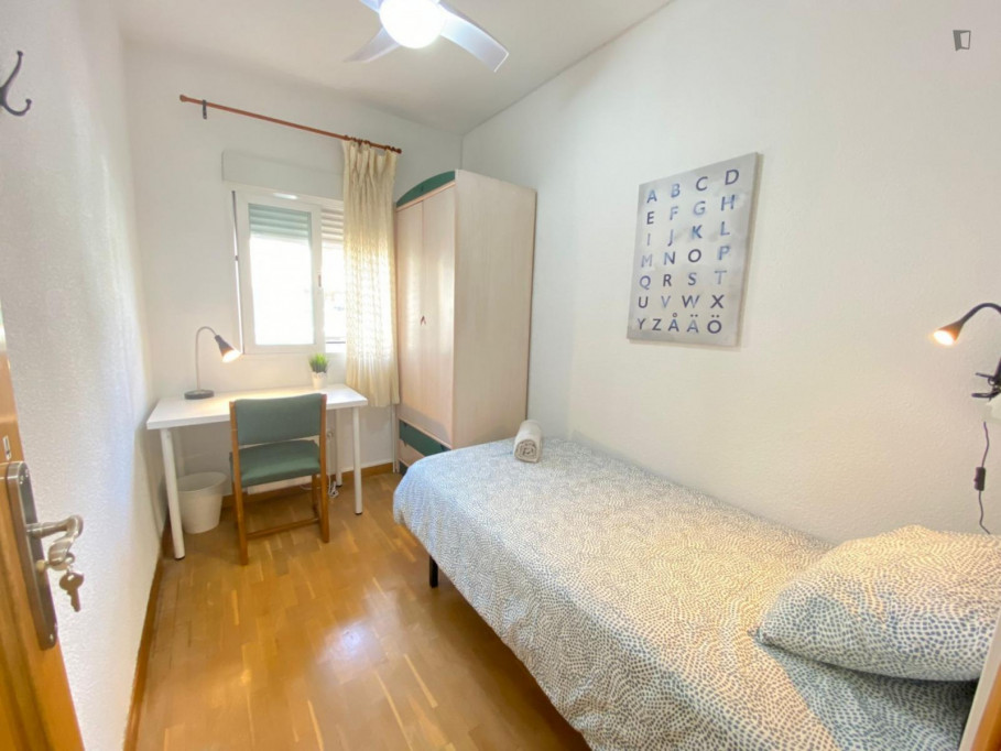 Appealing single bedroom with balcony - Madrid - chambre - ImmoJeune