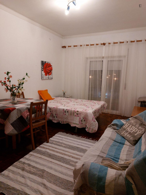 Cosy single bedroom with balcony near Instituto Superior de Engenharia de Coimbra - Coimbra - chambre - ImmoJeune