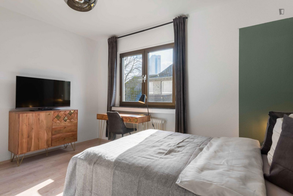 Snug double bedroom in a student flat, in Westend - Frankfurt am Main - chambre - ImmoJeune