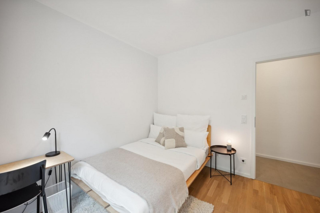 Well-presented double bedroom close to U Heinrich-Heine-Straße metro station - Berlin - chambre - ImmoJeune