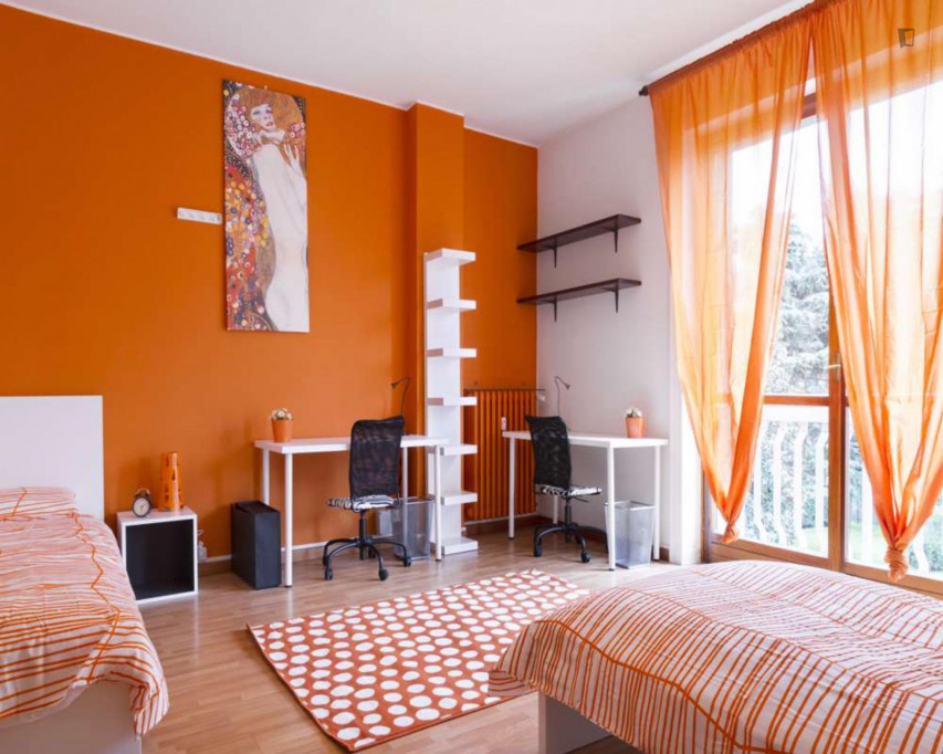 Fancy twin bedroom with balcony close to Porta Romana metro station - Milan - chambre - ImmoJeune