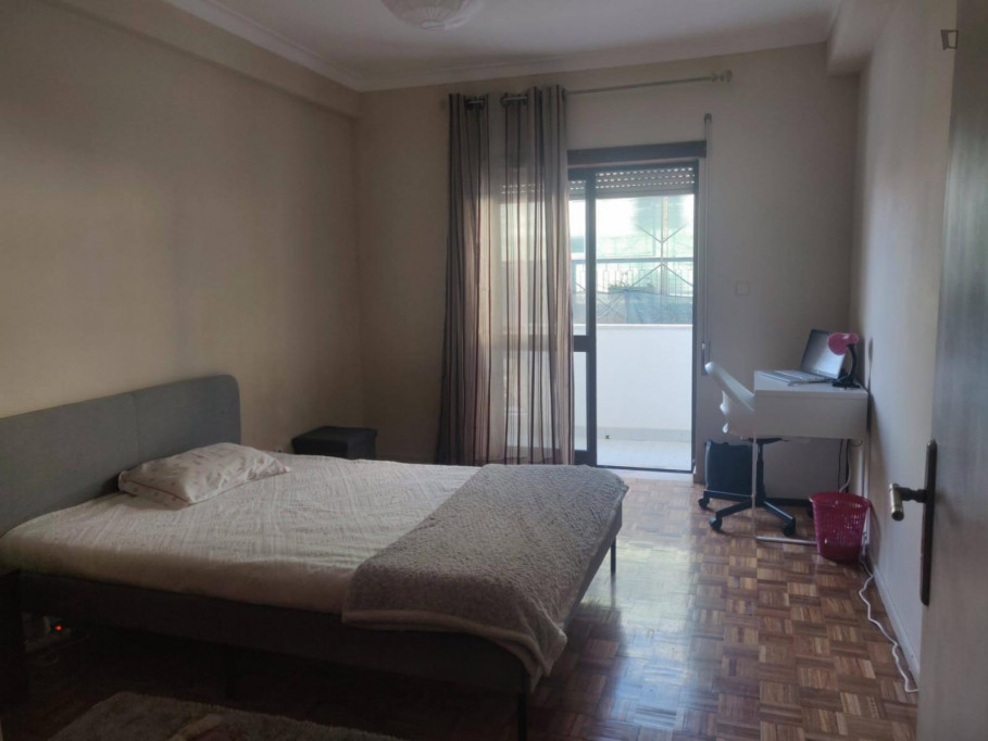 Lovely double bedroom with balcony - Castelo Branco - chambre - ImmoJeune