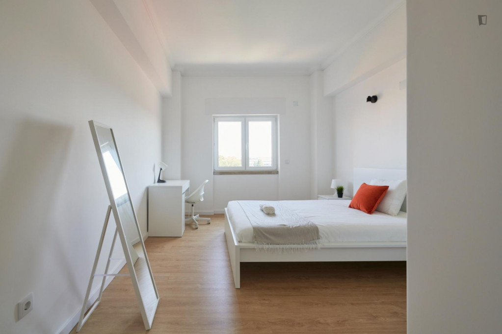 Sunny single ensuite bedroom next to Universidade Lusófona - Lisbonne - chambre - ImmoJeune