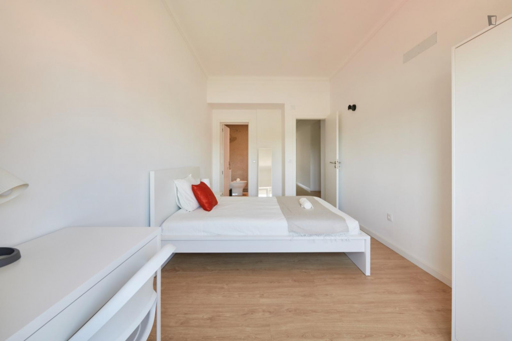 Charming single ensuite bedroom not too far from Alvalade metro station - Lisbonne - chambre - ImmoJeune