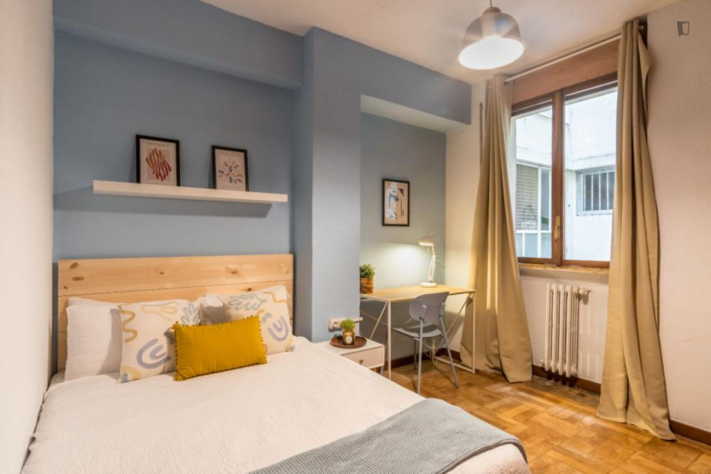 Welcoming double bedroom next to Nuevos Ministerios Station - Madrid - chambre - ImmoJeune