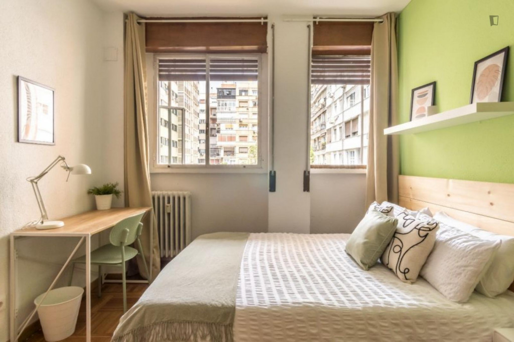 Cosy double bedroom close to Cuatro Caminos metro station - Madrid - chambre - ImmoJeune