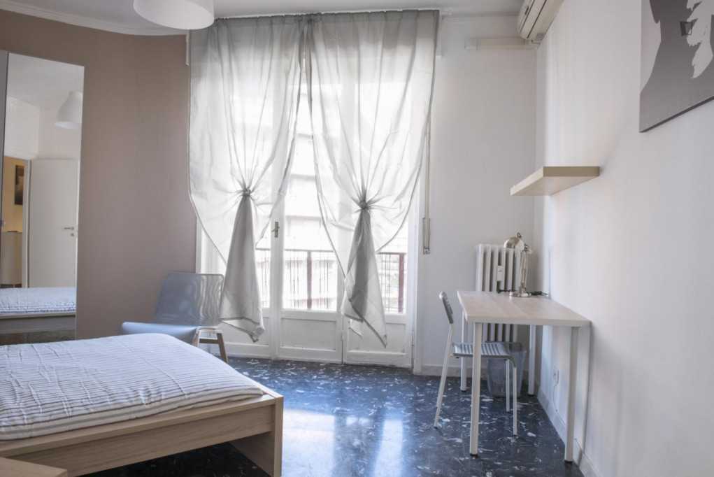Pleasant Double Bedroom in Lorenteggio Neighbourhood - Milan - chambre - ImmoJeune