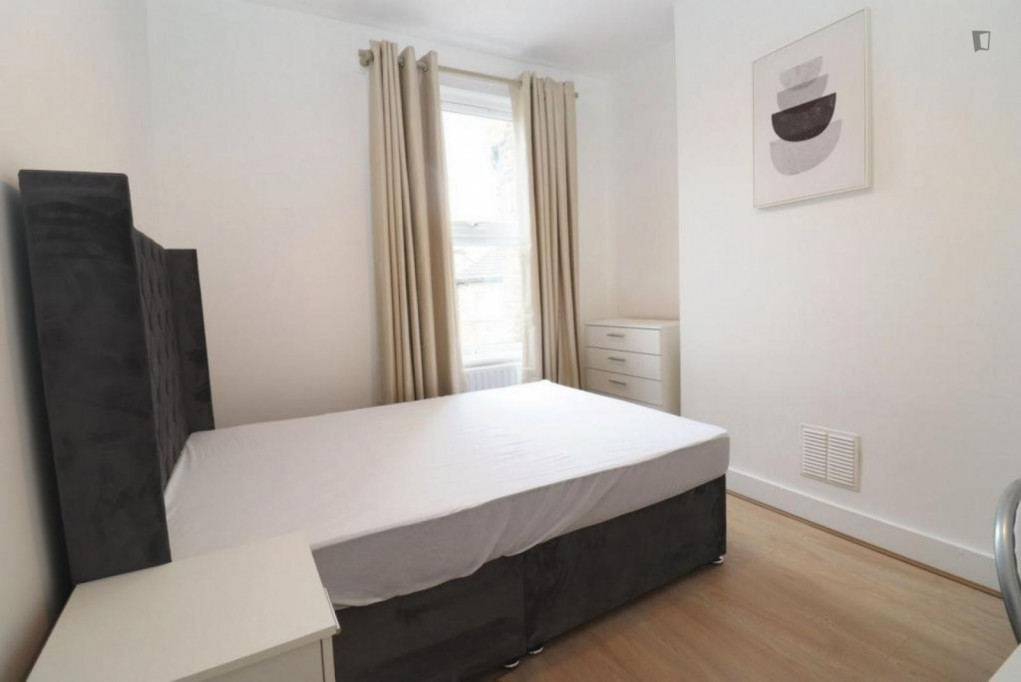 Appealing double bedroom in Baron's Court  - London - chambre - ImmoJeune