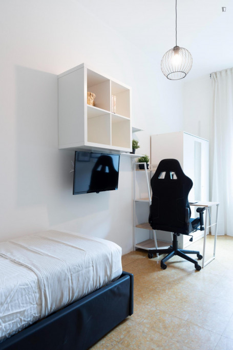 Cute single bedroom in a 6-bedroom flat in Sempione - Milan - chambre - ImmoJeune