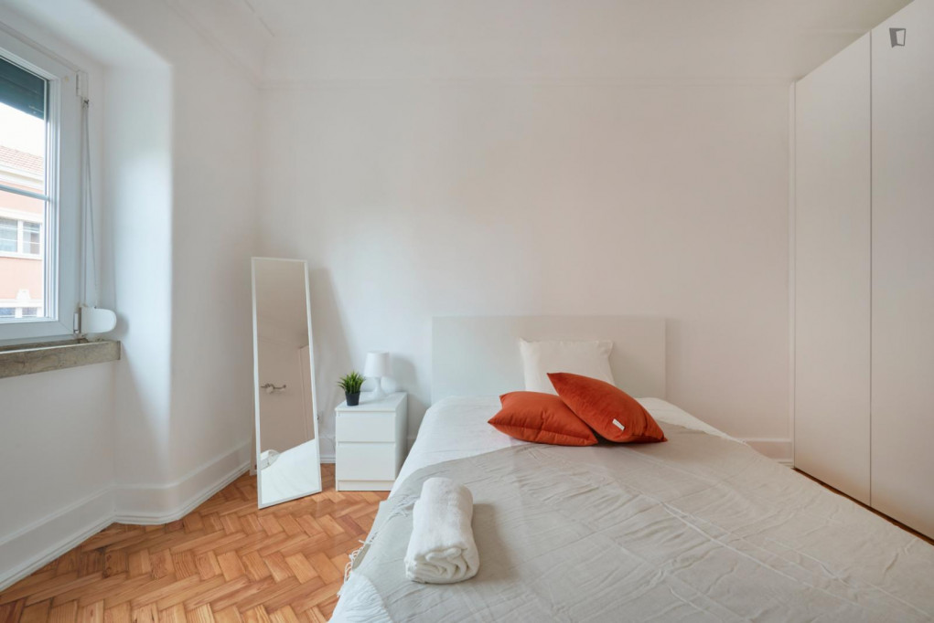 Beautiful double bedroom with plenty of natural light - Lisbonne - chambre - ImmoJeune