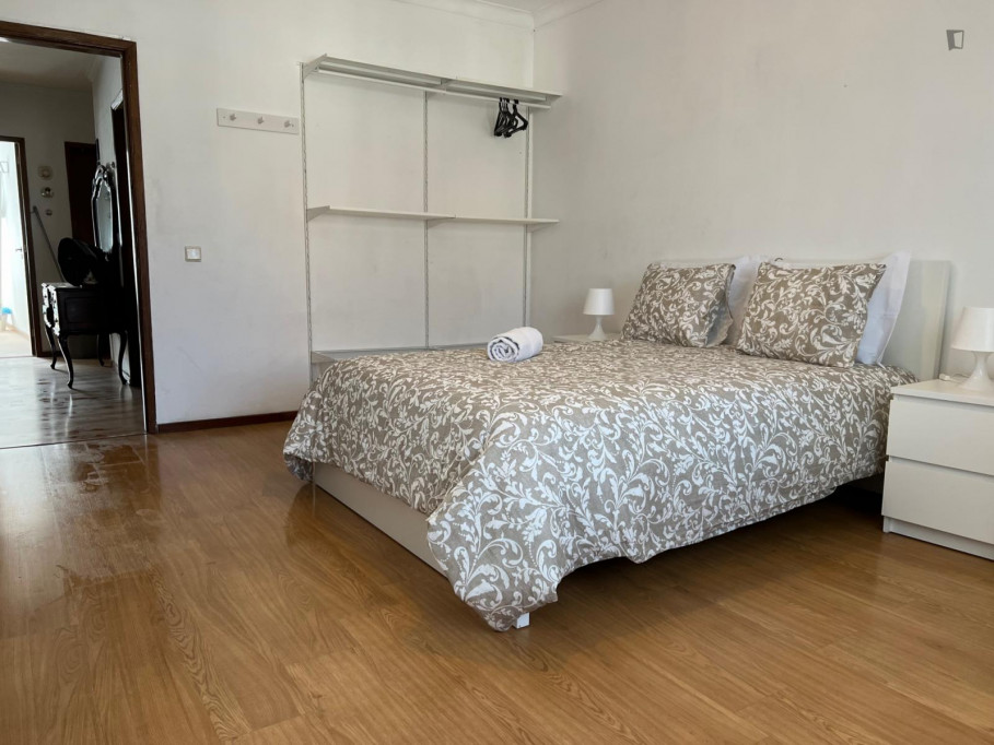 Cosy double bedroom in a 4-bedroom apartment, in Trofa - Porto - chambre - ImmoJeune