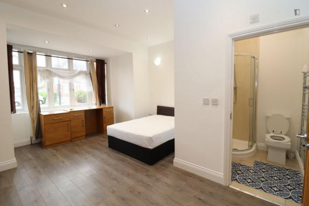 Appealing double ensuite bedroom near Osterley and Hounslow East tube - London - chambre - ImmoJeune