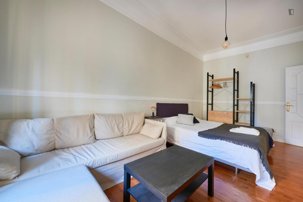 Large and nice single bedroom next to Campo Pequeno metro station - Lisbonne - chambre - ImmoJeune