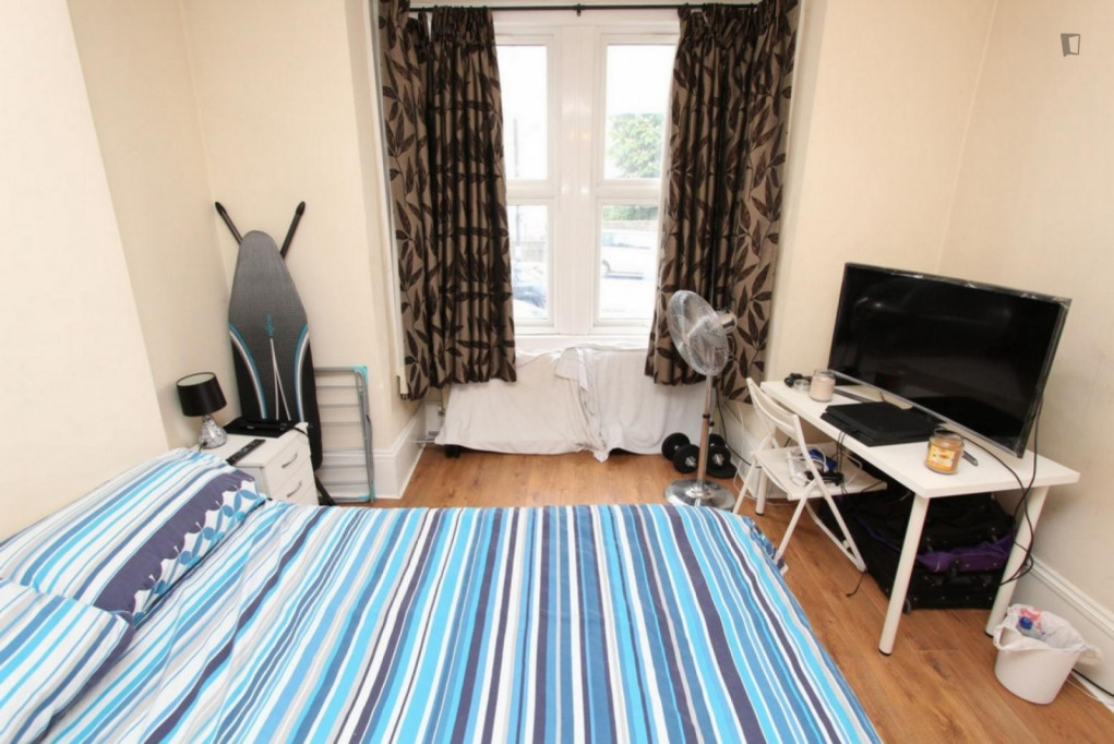 Double bedroom near Canary Wharf tube station - London - chambre - ImmoJeune