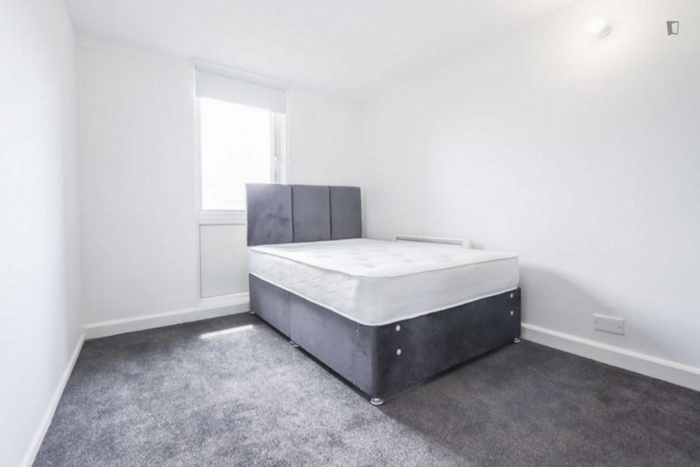Modern double bedroom in Holloway  - London - chambre - ImmoJeune