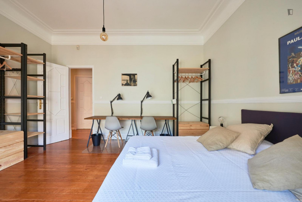 Sunny double bedroom next to Entrecampos train station - Lisbonne - chambre - ImmoJeune