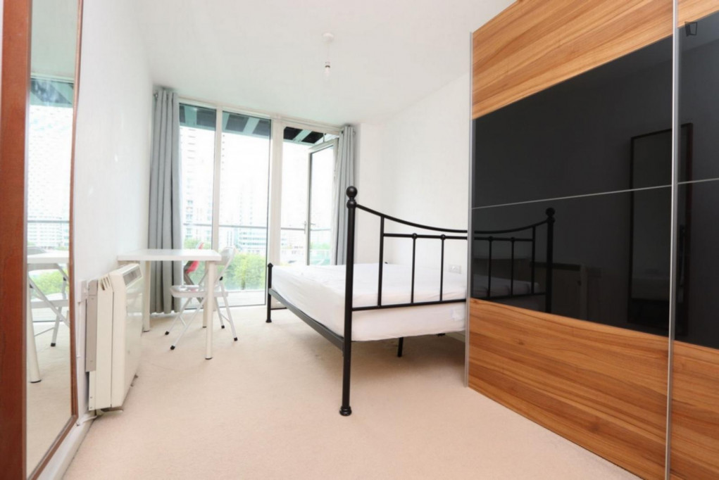 Bright double bedroom with balcony in the Isle of Dogs - London - chambre - ImmoJeune
