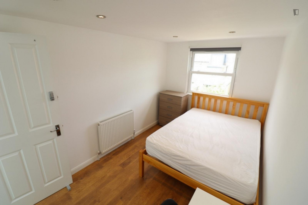 Snug double bedroom close to Acton Town tube station - London - chambre - ImmoJeune