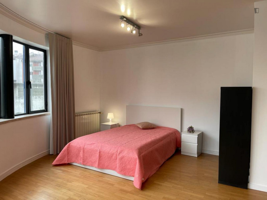 Spacious double bedroom close to the Universitys - Leiria - chambre - ImmoJeune