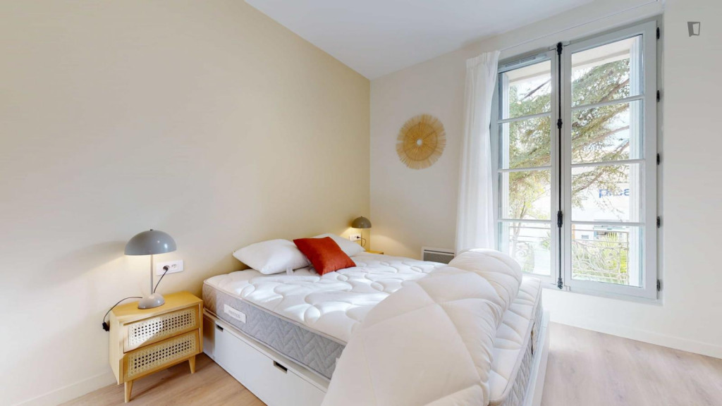 Bright double ensuite bedroom in Gambetta