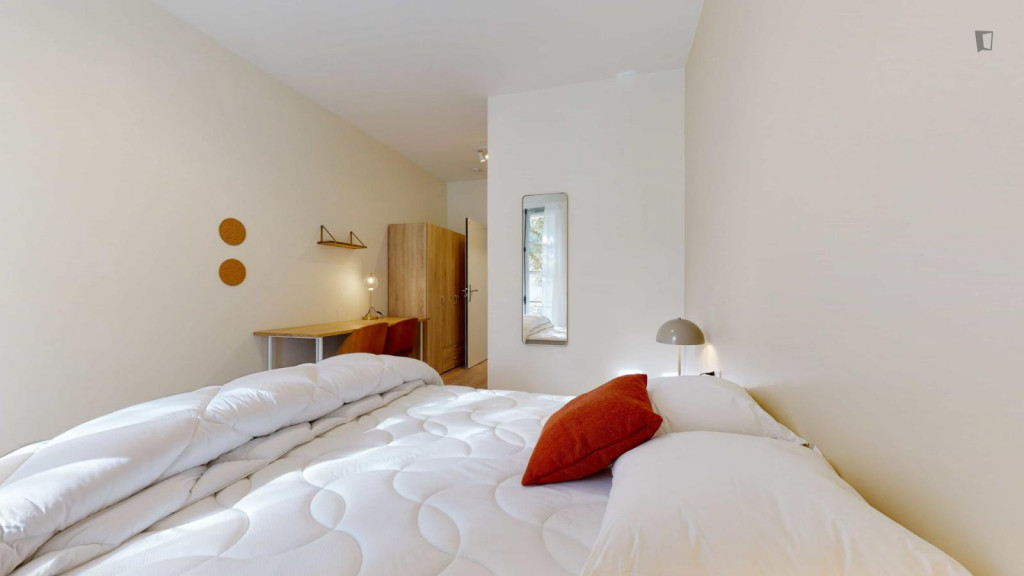Bright double ensuite bedroom in Gambetta