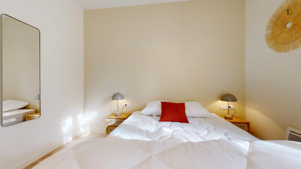 Bright double ensuite bedroom in Gambetta