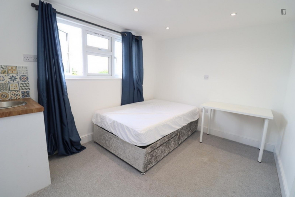 Neat double ensuite bedroom near the Morden Park - London - chambre - ImmoJeune