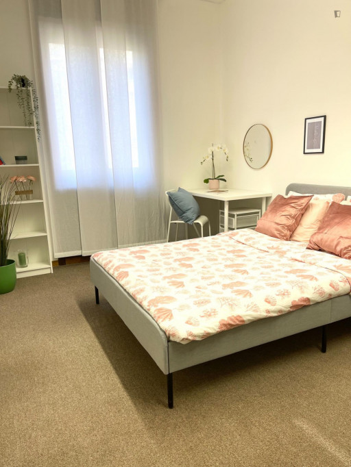 Large Attractive single bedroom in a property with balcony - Milan - chambre - ImmoJeune