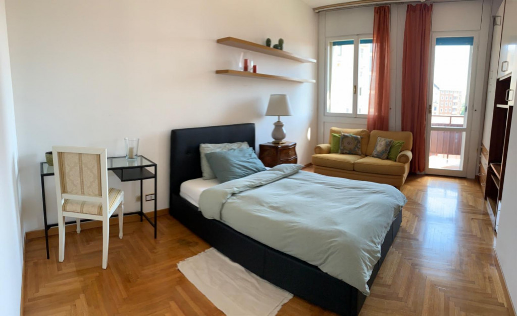Large Cozy single bedroom with balcony - Milan - chambre - ImmoJeune