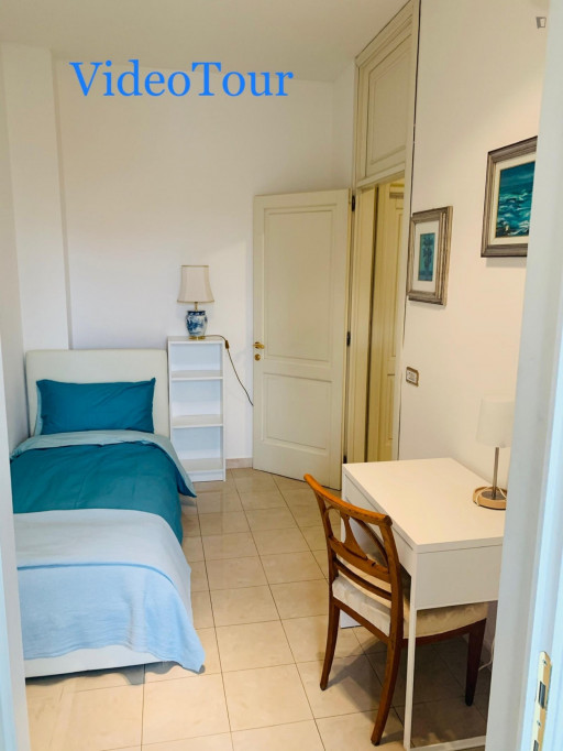 Great looking single bedroom in a property with balcony - Milan - chambre - ImmoJeune