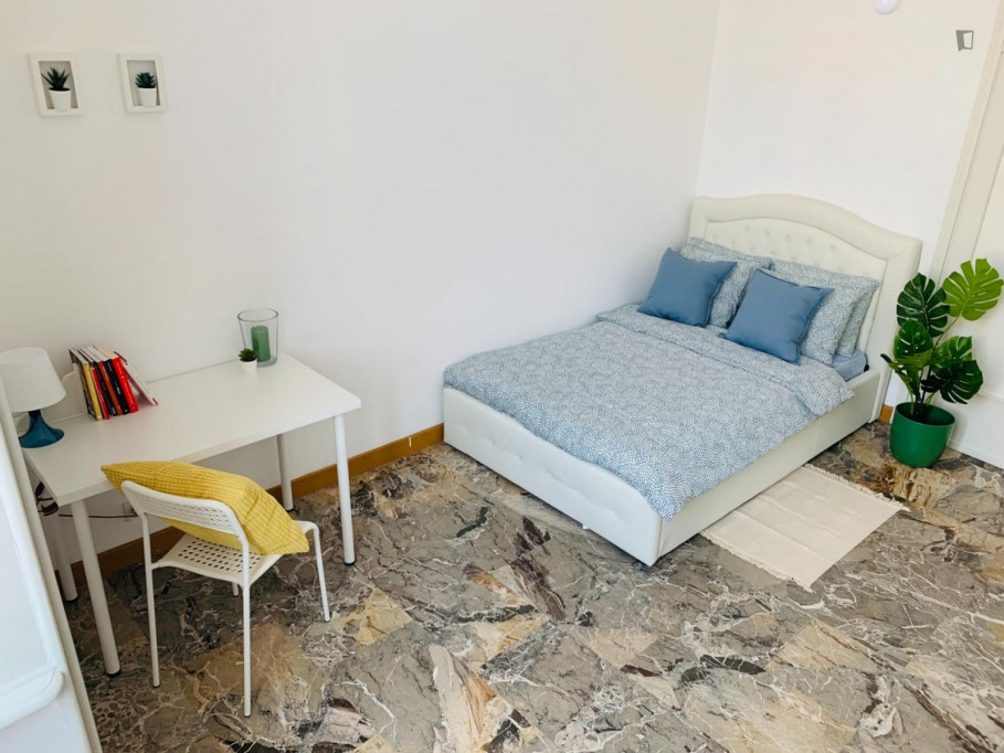 Large Attractive single bedroom in a property with balcony - Milan - chambre - ImmoJeune